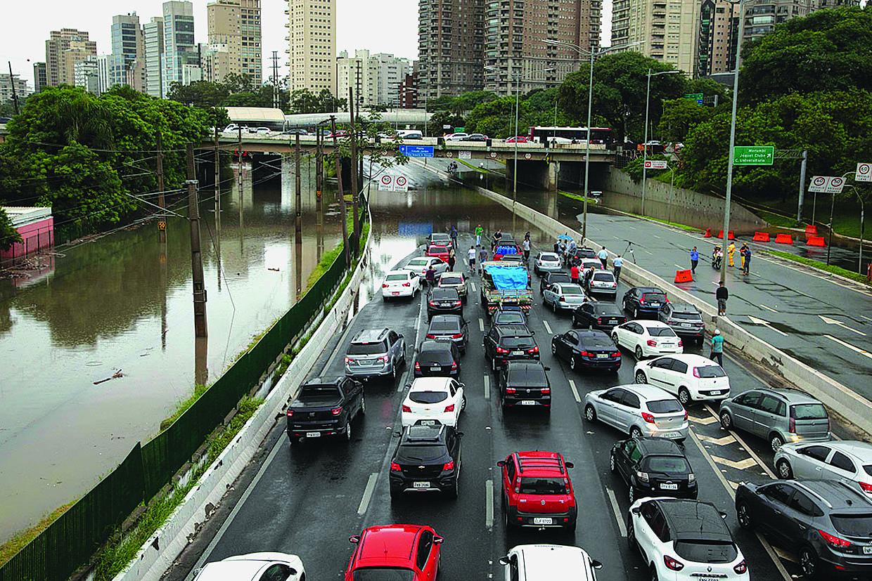 Chuva e alagamentos em SP prejudicam itatibenses