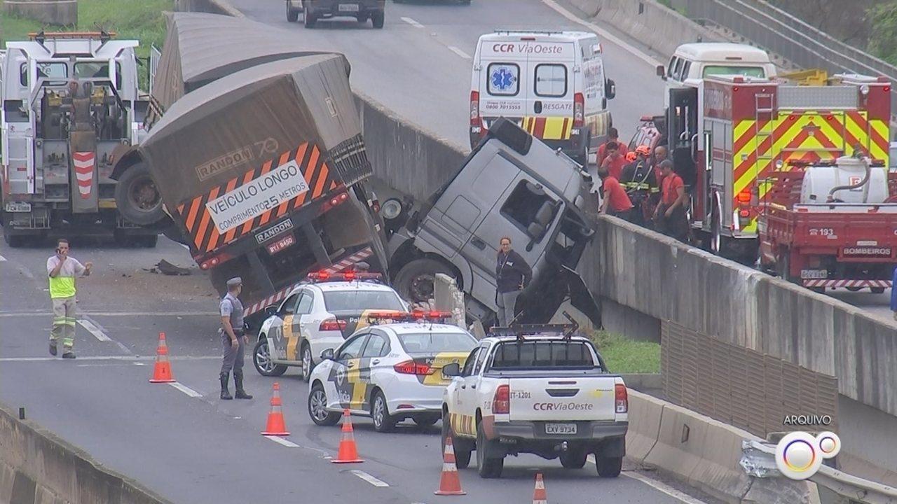 Engavetamento deixa van prensada e causa quatro mortes em Sorocaba