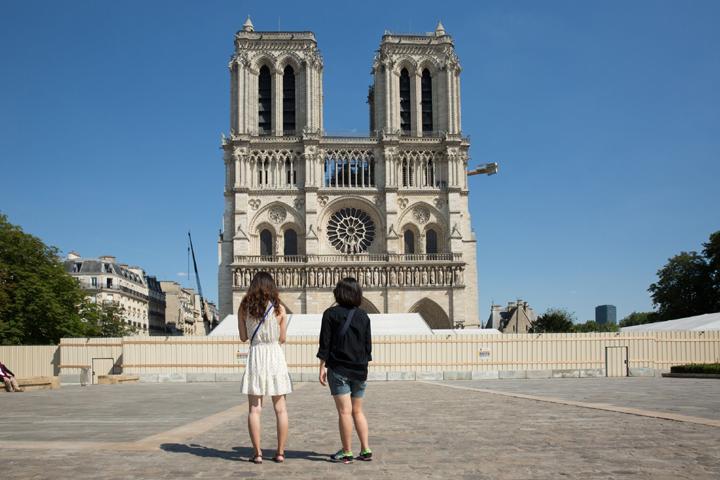 A praça de Notre-Dame de Paris reabre ao público