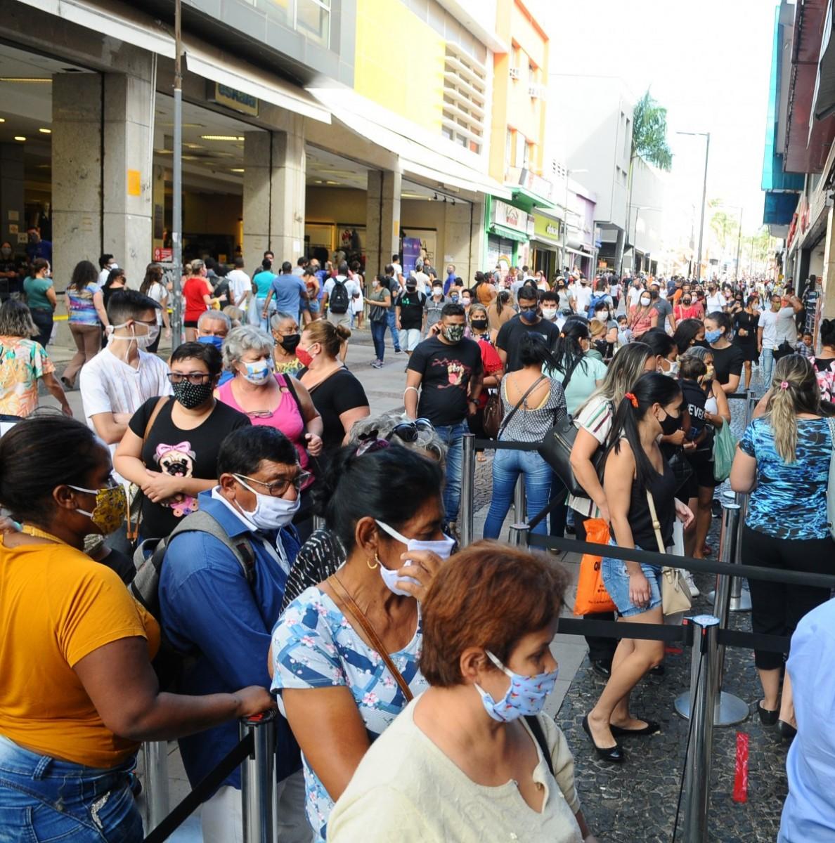 Abertura do comércio lota o Centro em Campinas