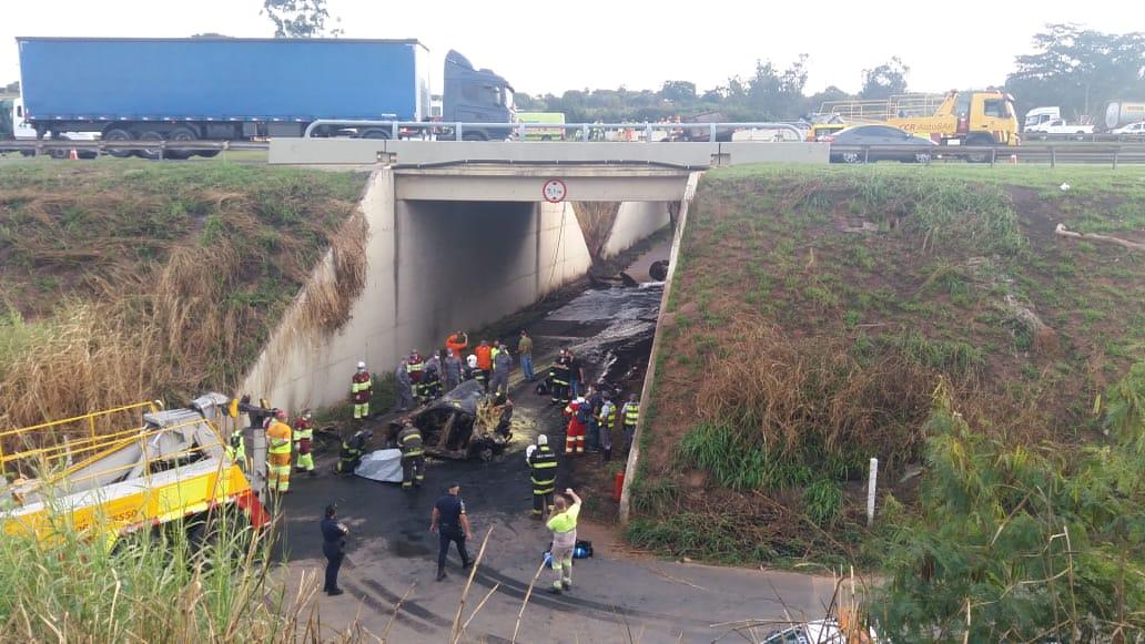 Colisão entre carreta e carro termina em tragédia