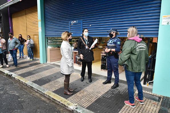 Fiscalização orienta e coíbe comércios irregulares em Jundiaí