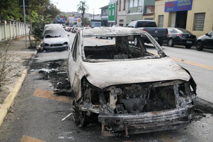 Moradores relatam pânico ao serem acordados de madrugada por tiros e bombas