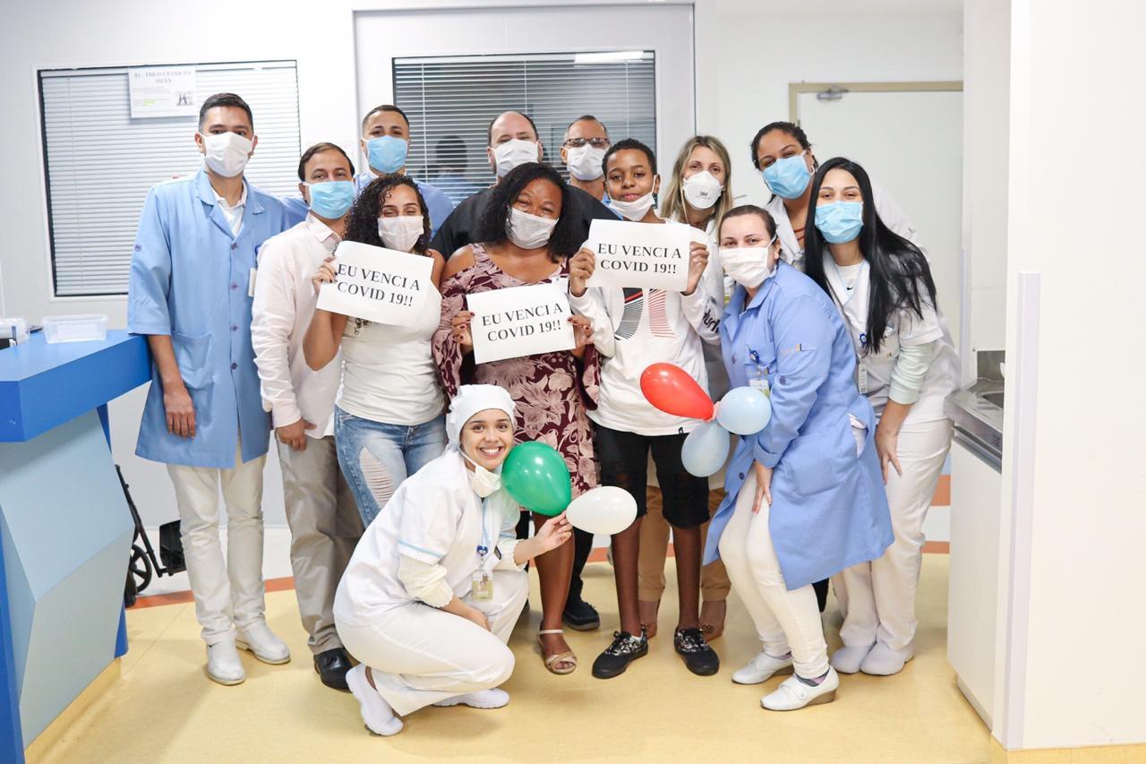 Cantando e dançando, criança de 13 anos recebe alta após dois meses internada por Covid-19