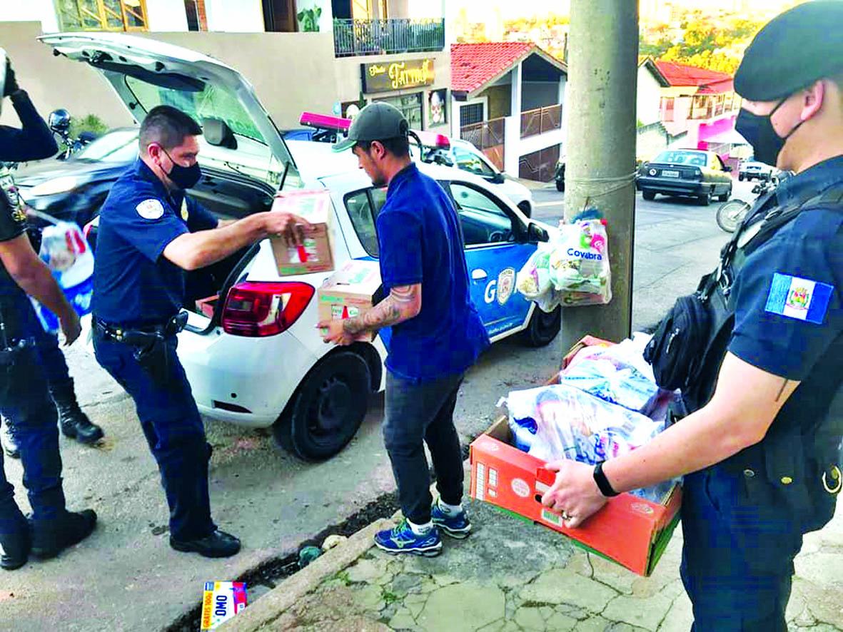 Equipes da GM ajudam família com a doação de alimentos