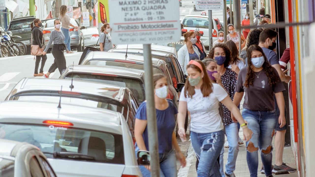 Mortes por coronavírus aumentam 6,4%; isolamento social despenca 