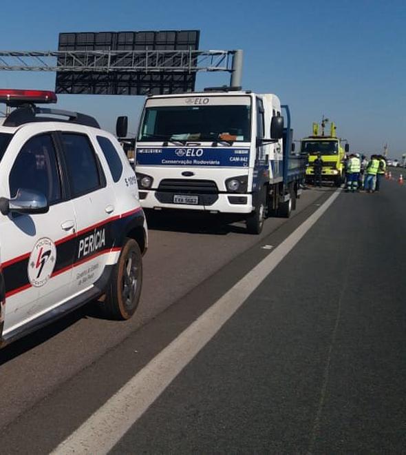 Motociclista morre após bater em caminhão