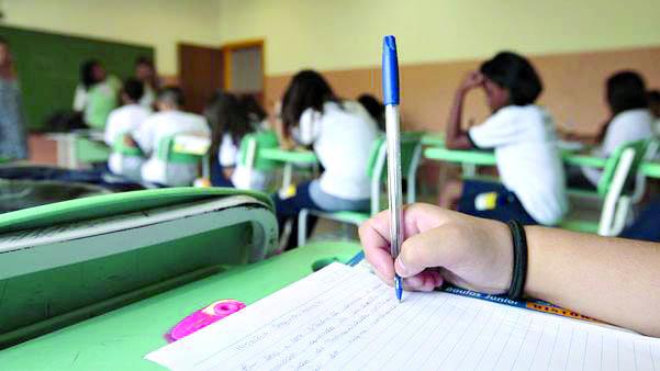 Secretário de Educação afirma que não há previsão para retorno das aulas 