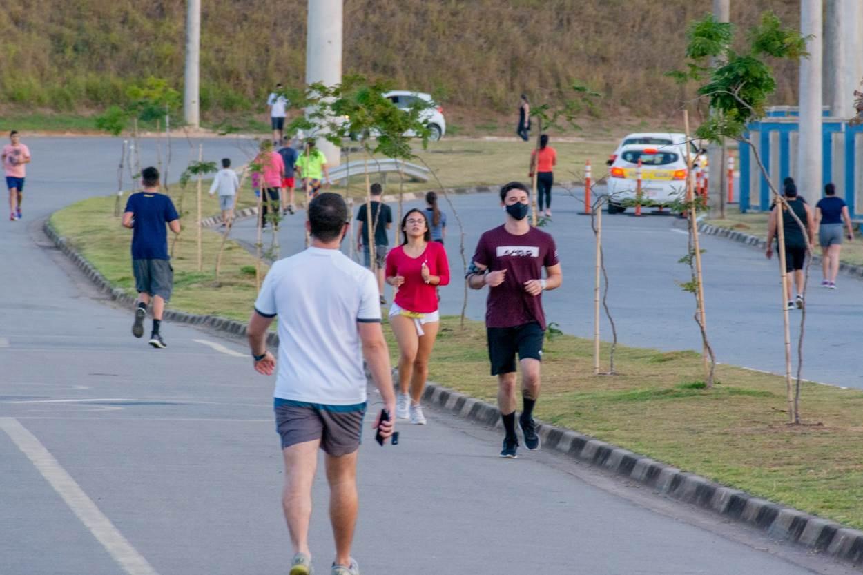 Itatibenses realizam exercícios físicos em casa e em parques