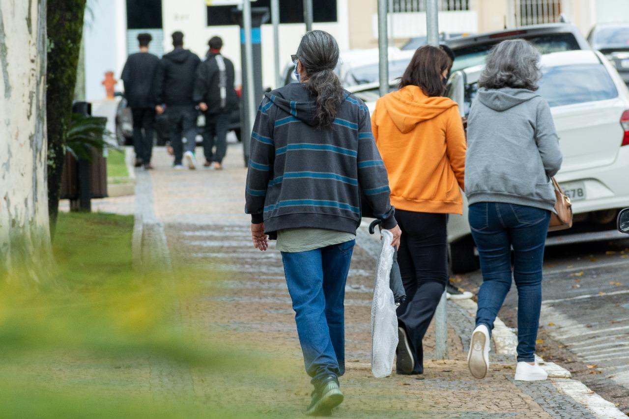 Volta a chover depois de 37 dias e deve esfriar no fim de semana