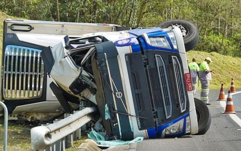 Motorista morre após tombar caminhão na Itatiba-Louveira