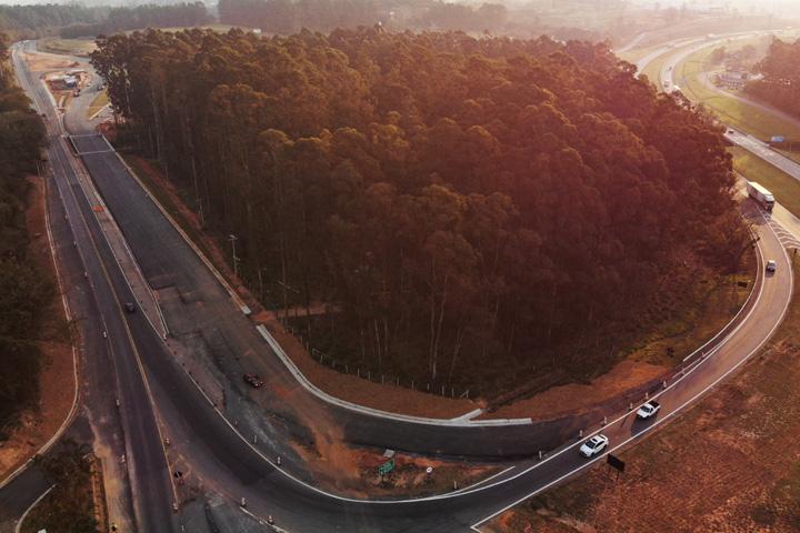 Rota das Bandeiras faz bloqueio no acesso à rodovia dos Agricultores (SPA 122/065), em Valinhos, neste sábado (12)