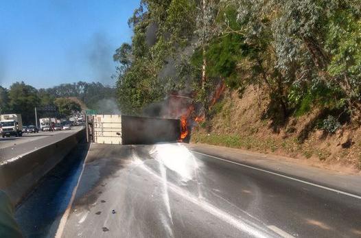 Carreta tomba e pega fogo na Fernão Dias