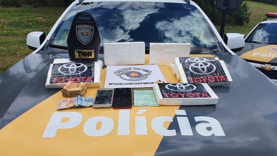 Dupla é presa com tabletes de pasta base de cocaína em rodovia de Itatiba