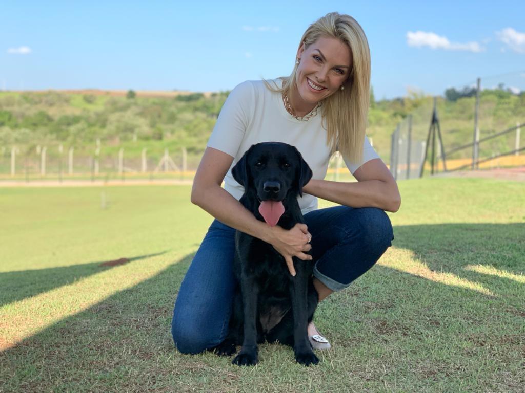 Ana Hickmann entrega ao Instituto Magnus o segundo cão socializado por sua família