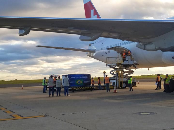 5,5 milhões de doses da vacina contra o coronavírus chegam ao Aeroporto de Viracopos