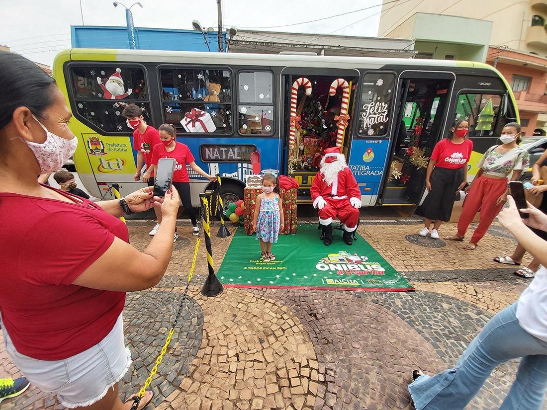 Ônibus do Papai Noel é inaugurado em Itatiba 