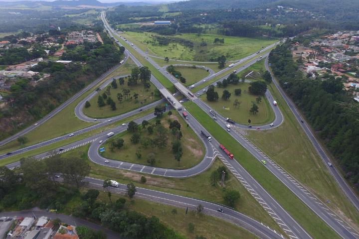 Entroncamento da Fernão Dias (BR-381) com a D. Pedro I (SP-065), em Atibaia, terá interdições neste sábado