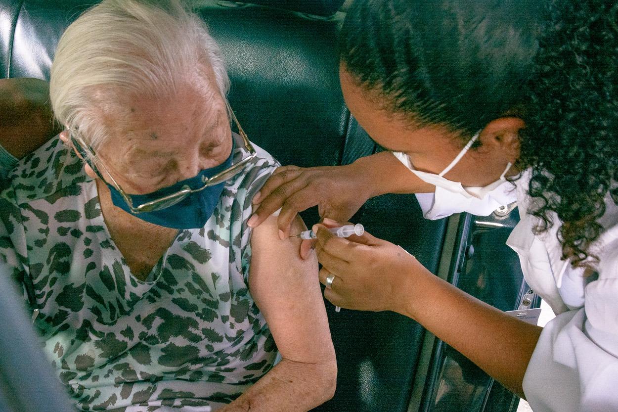 Idosos entre 85 e 89 anos serão vacinados na sexta