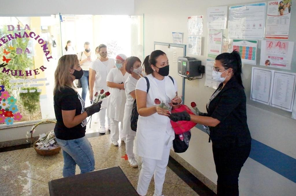 Mais de 600 rosas, livros e mensagens são entregues a mulheres da área da saúde 