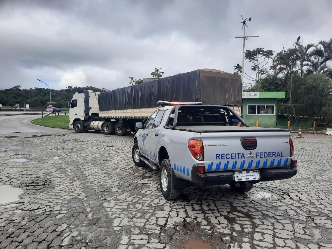 Receita Federal apreende carreta carregada com 450 mil maços de cigarros 