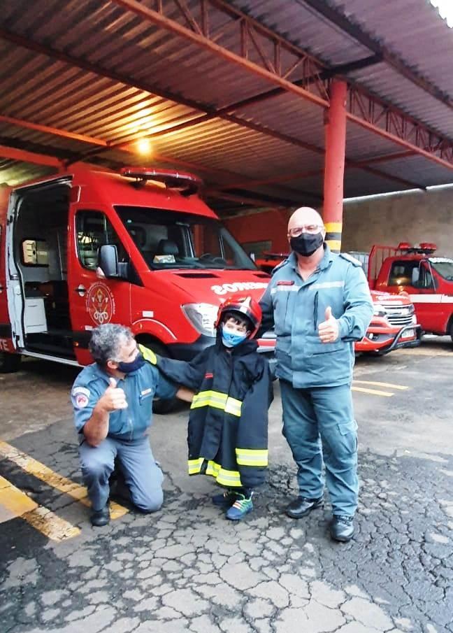 Visita ilustre: Menino realiza sonho e conhece Corpo de Bombeiros de Sumaré