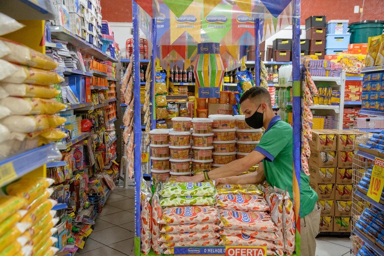 Comerciantes apostam em vendas de doces típicos mesmo com a pandemia