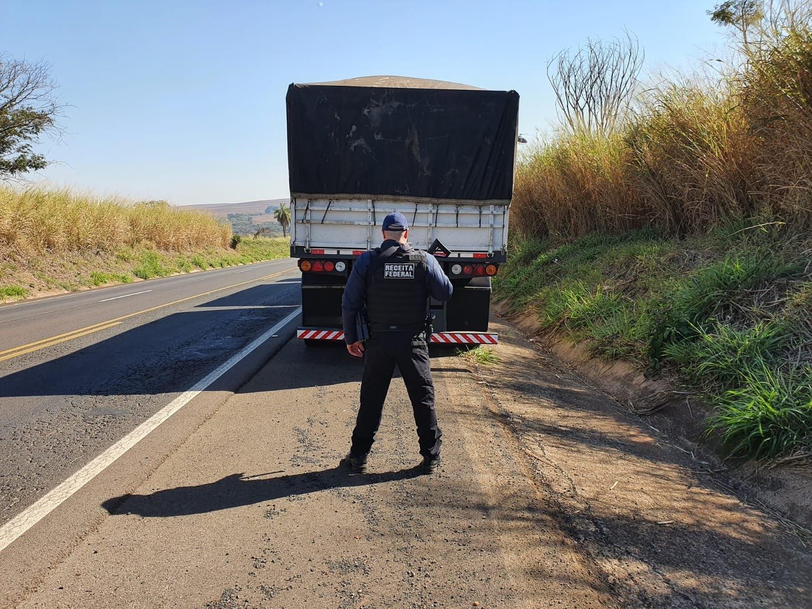 Receita Federal apreende carreta carregada com 600 mil maços de cigarros na região de Jaú