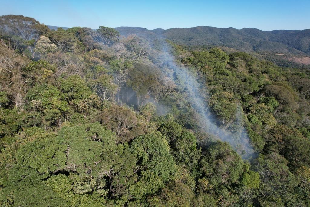 Serra do Japi: aceiro realizado na área queimada contém fogo em 15 mil m²