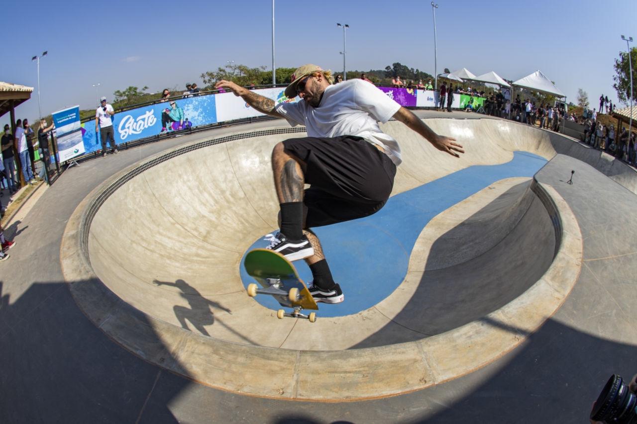 Direto de Tóquio, Pedro Barros inspira e ‘dropa’ na nova pista de skate de Jundiaí