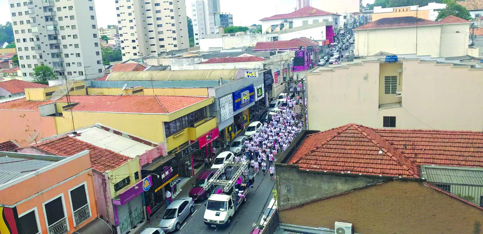 Caminhada percorre o Centro da cidade com música e alegria