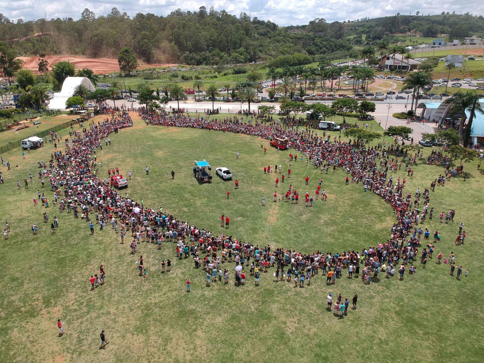 Chegada do Papai Noel reúne cerca de oito mil pessoas no Parque Luís Latorre