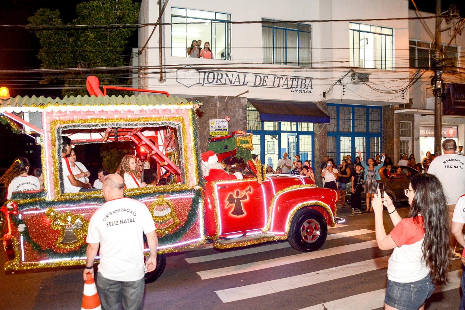 Papai Noel alegra o centro da cidade saindo do JI