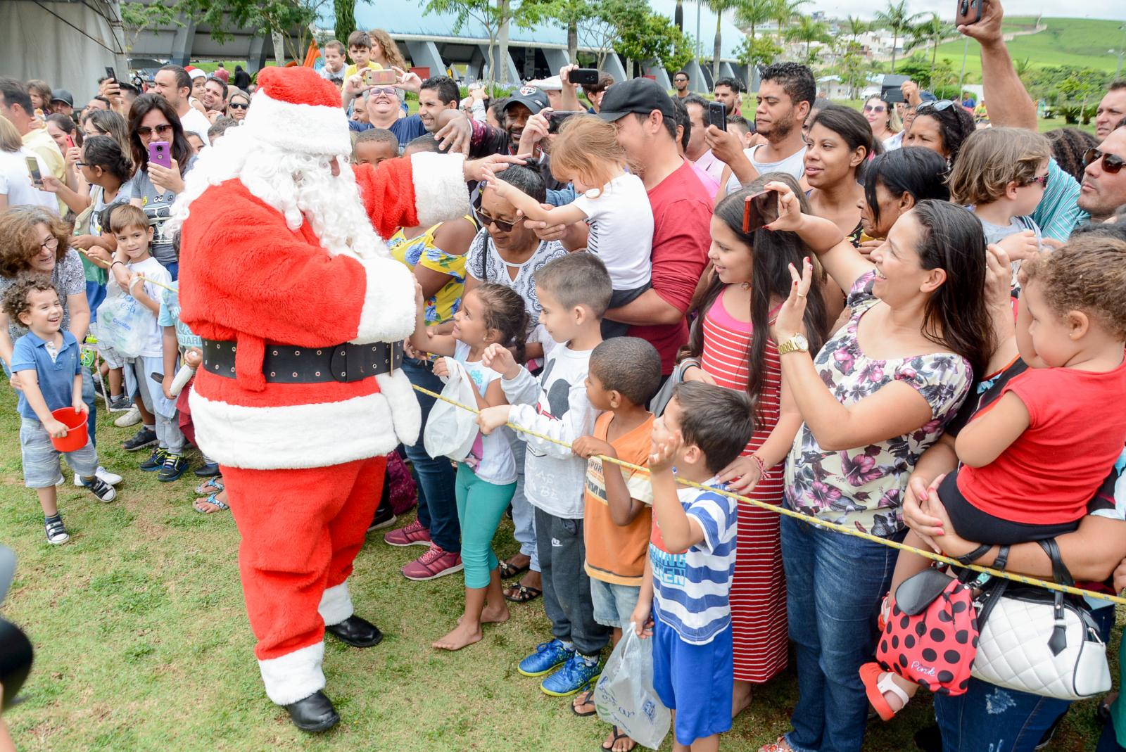 Papai Noel desce de helicóptero no Parque Luís Latorre neste domingo