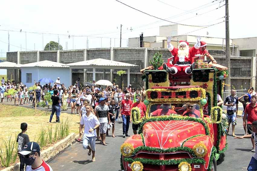 Papai Noel leva alegria aos moradores do Jardim das Nações