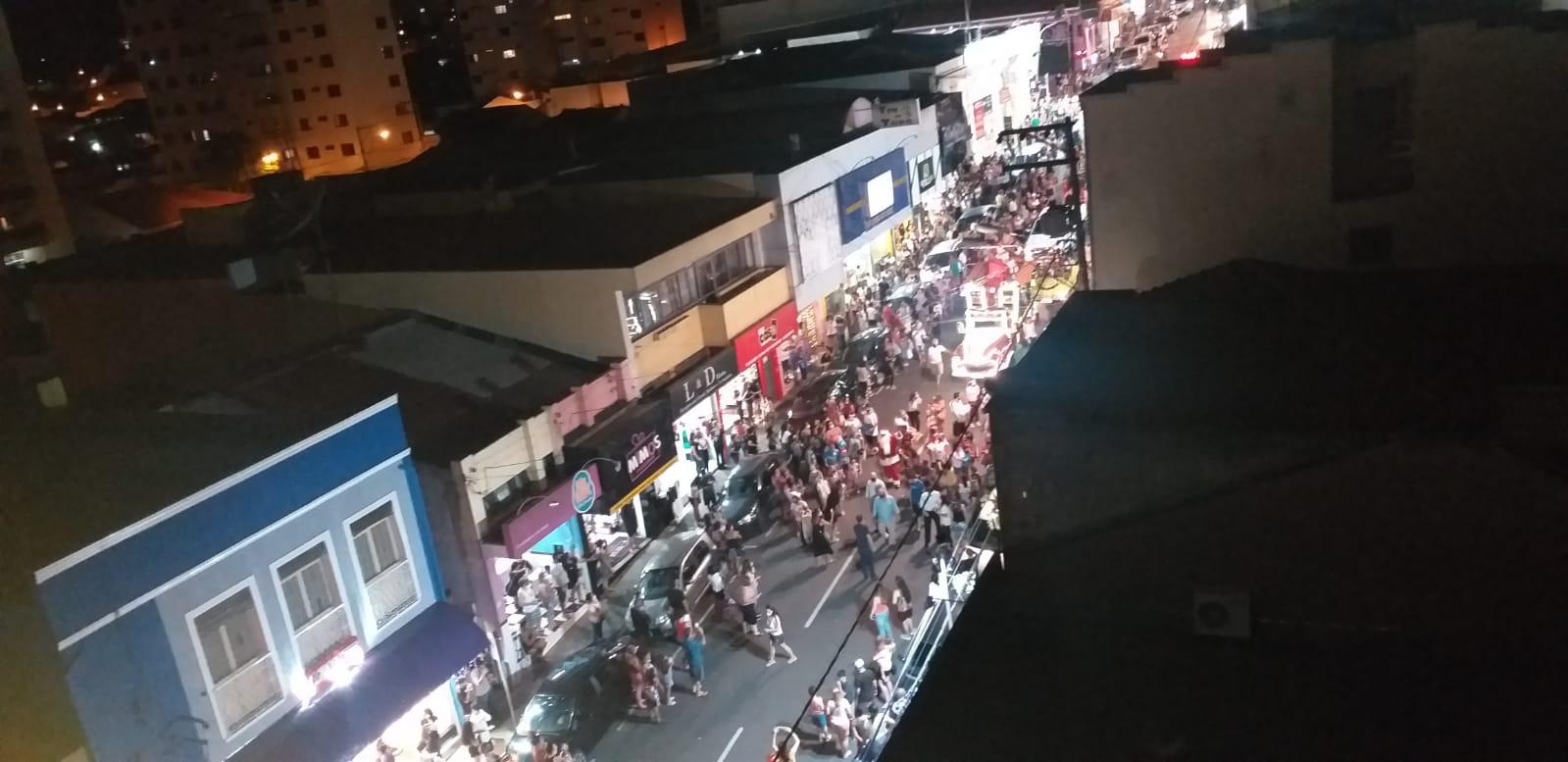 Passeata de Papai Noel leva milhares de pessoas ao centro da cidade