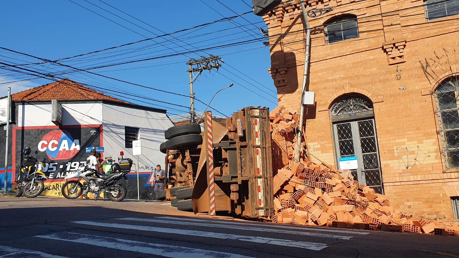 Carreta tomba no Centro