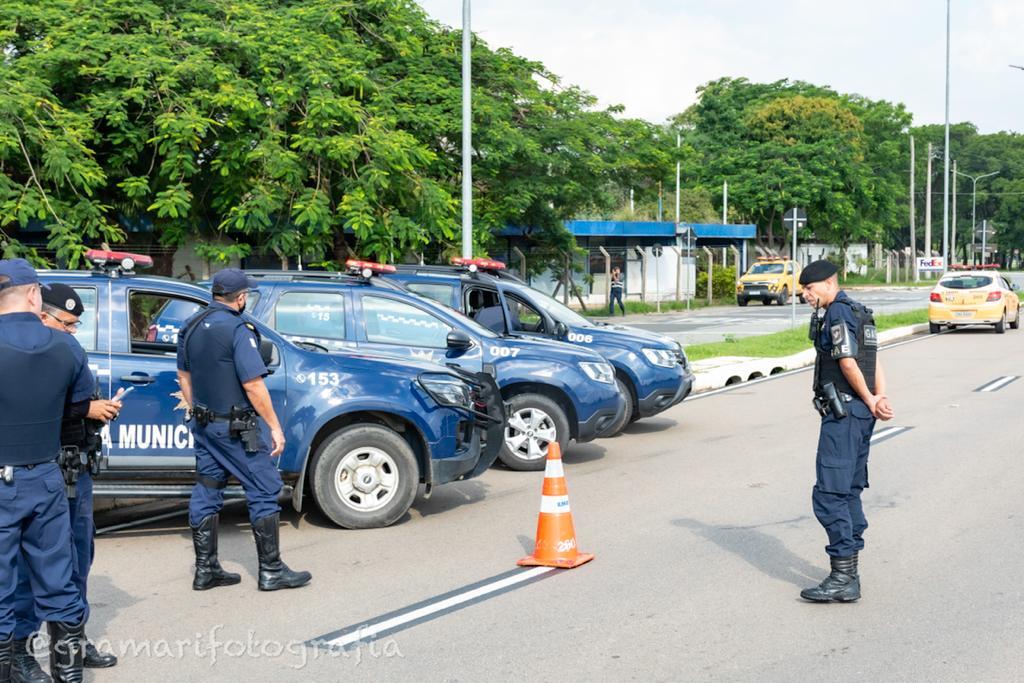 Força de Segurança Pública e Viracopos realizam operação para fiscalizar carros e motos nas vias de acesso do aeroporto