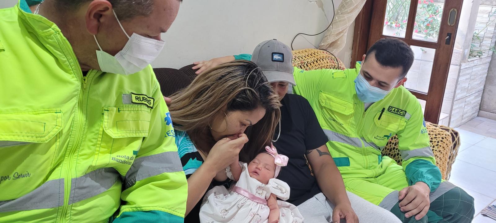 Equipe da Rota das Bandeiras socorre mulher em trabalho de parto no acostamento da D. Pedro I 