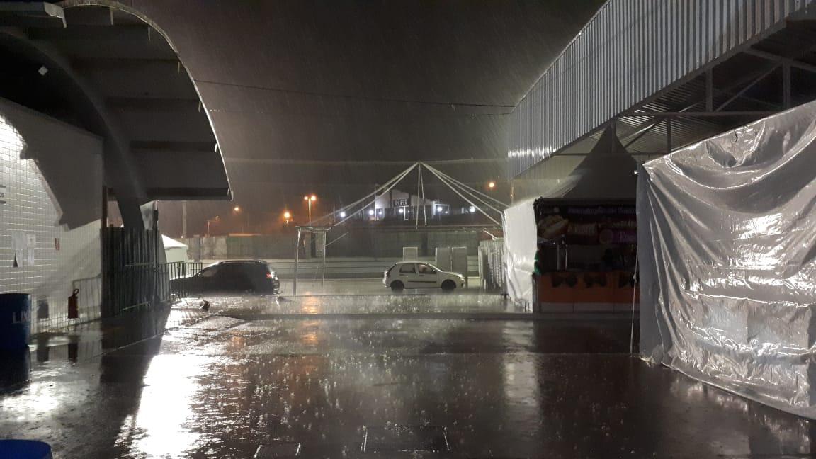 Chuva estraga abertura da Festa do Caqui, que é remarcada para amanhã