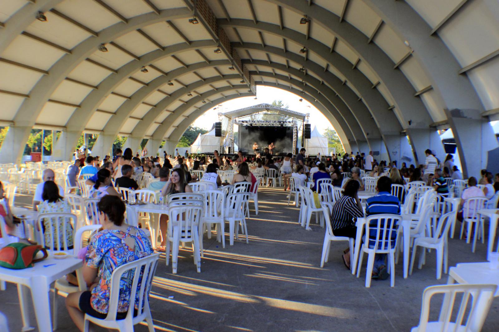 Festa do Caqui é neste final de semana; transporte coletivo terá horário diferenciado