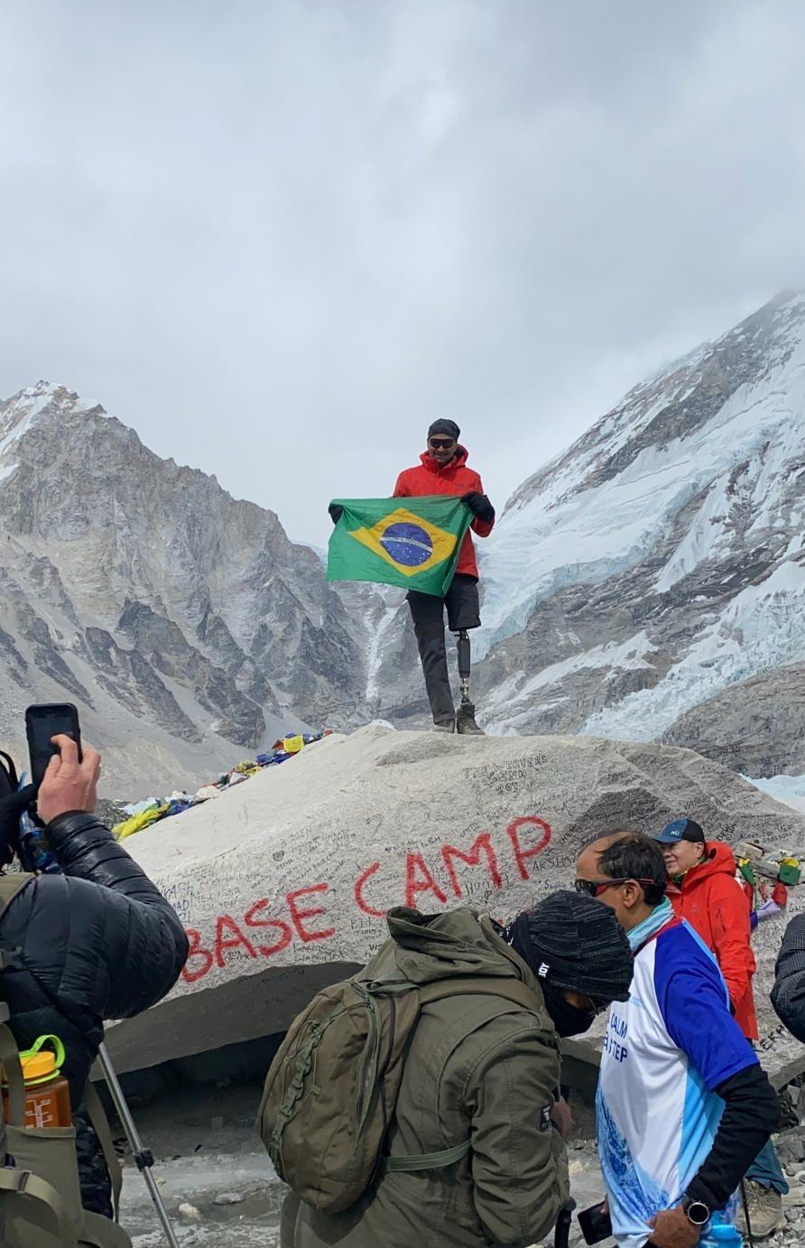 Goiano é o primeiro sul americano amputado a chegar no Monte Everest