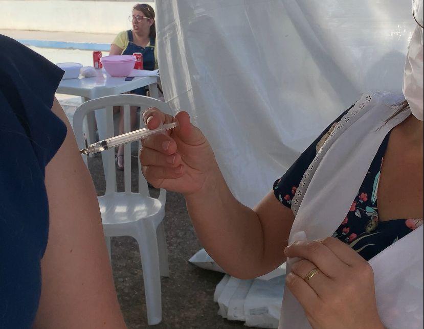 Posto móvel de vacinação na Festa do Caqui permaneceu nos dois dias de evento