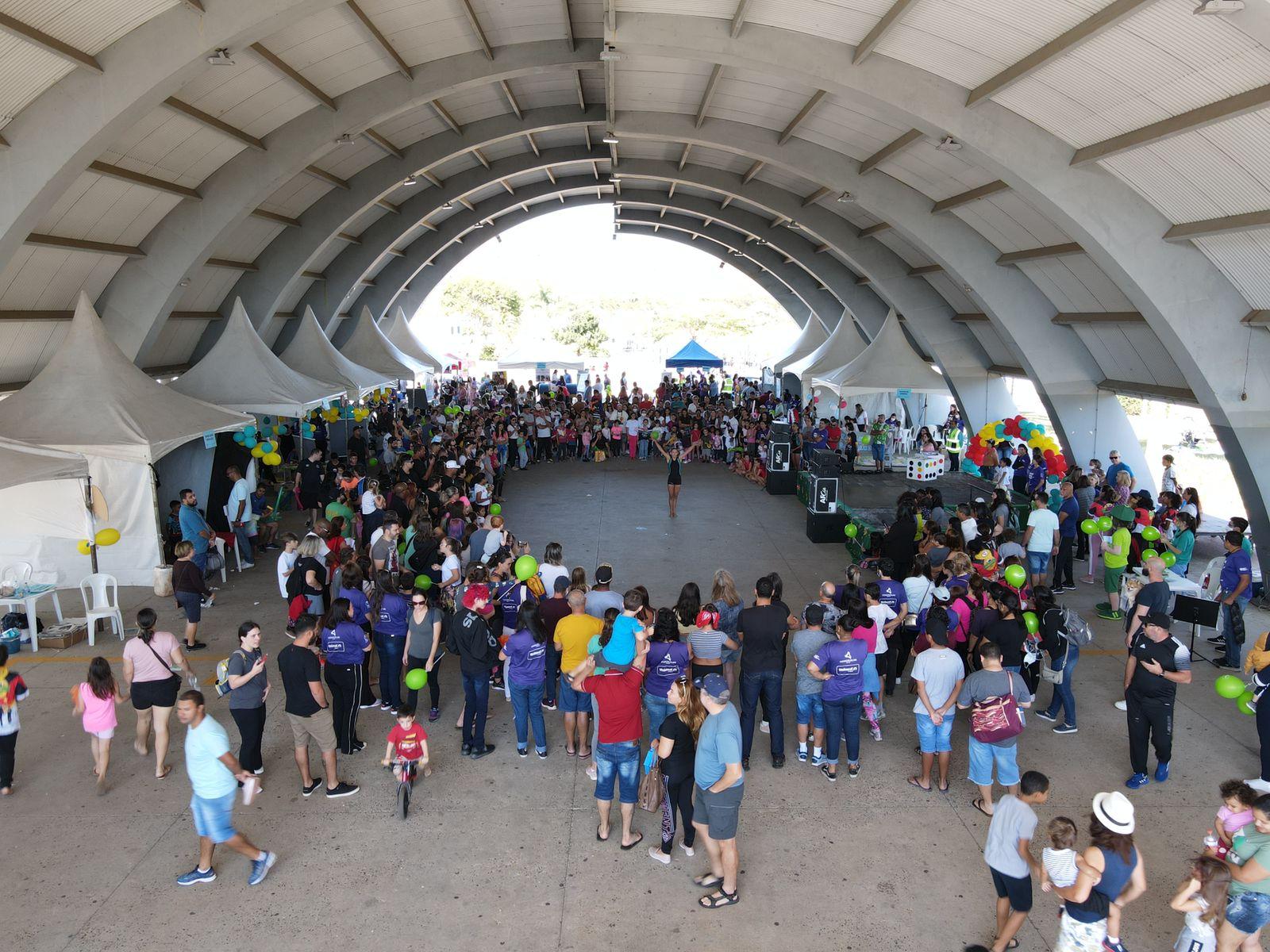 ‘Domingo no Parque’ reúne centenas de pessoas no encerramento da Semana do Brincar 