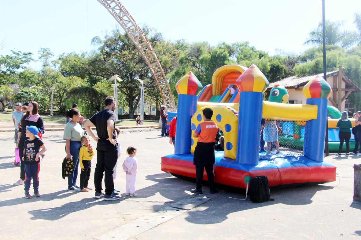 Morungaba: Crianças se divertem com brinquedos infláveis e oficinas de brincadeiras