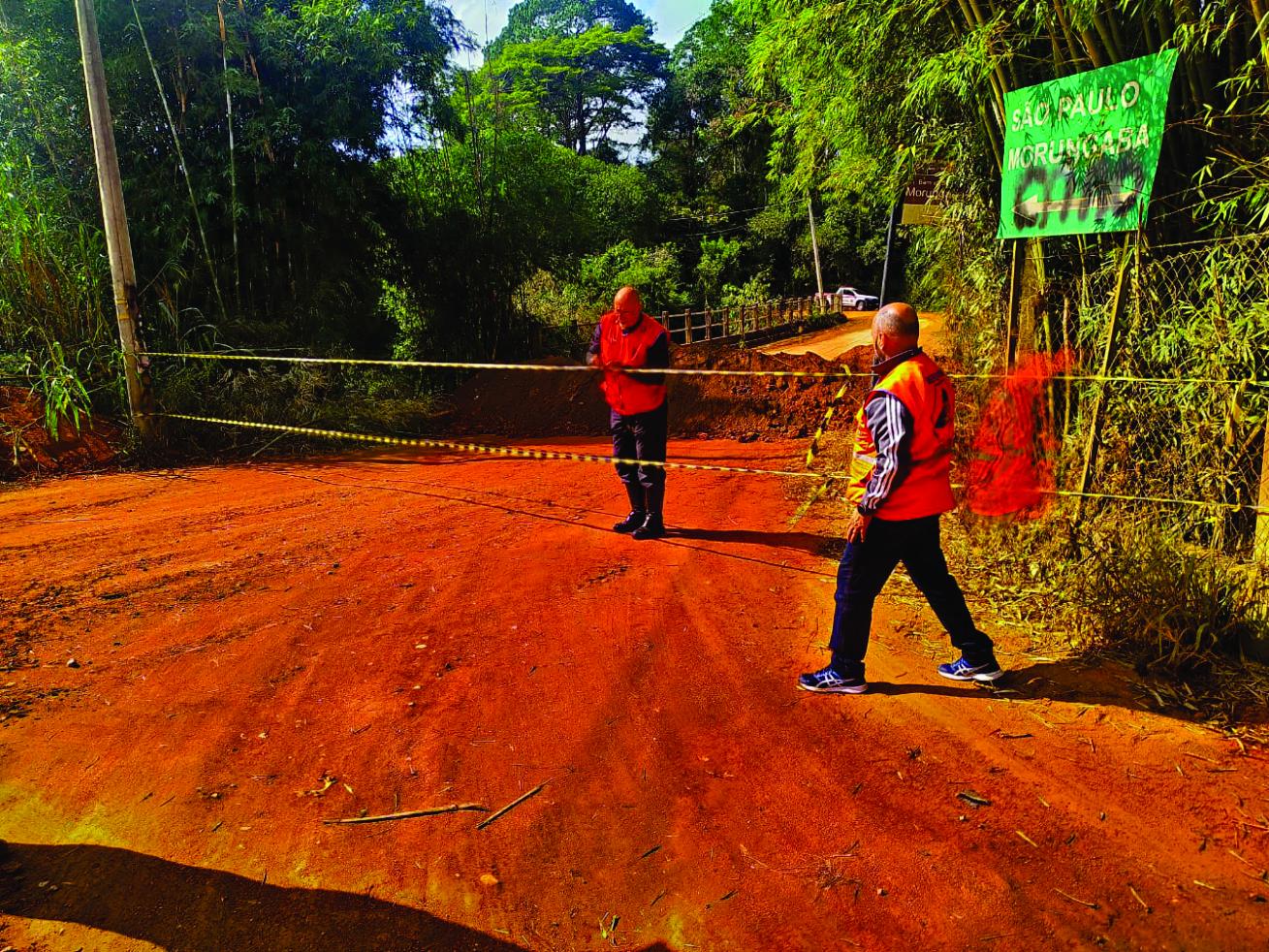 Prefeitura de Amparo bloqueia ponte entre o município, Morungaba e Pedreira