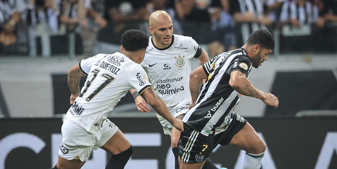 Com dois de Fábio Santos, Corinthians vira e encerra turno como vice-líder