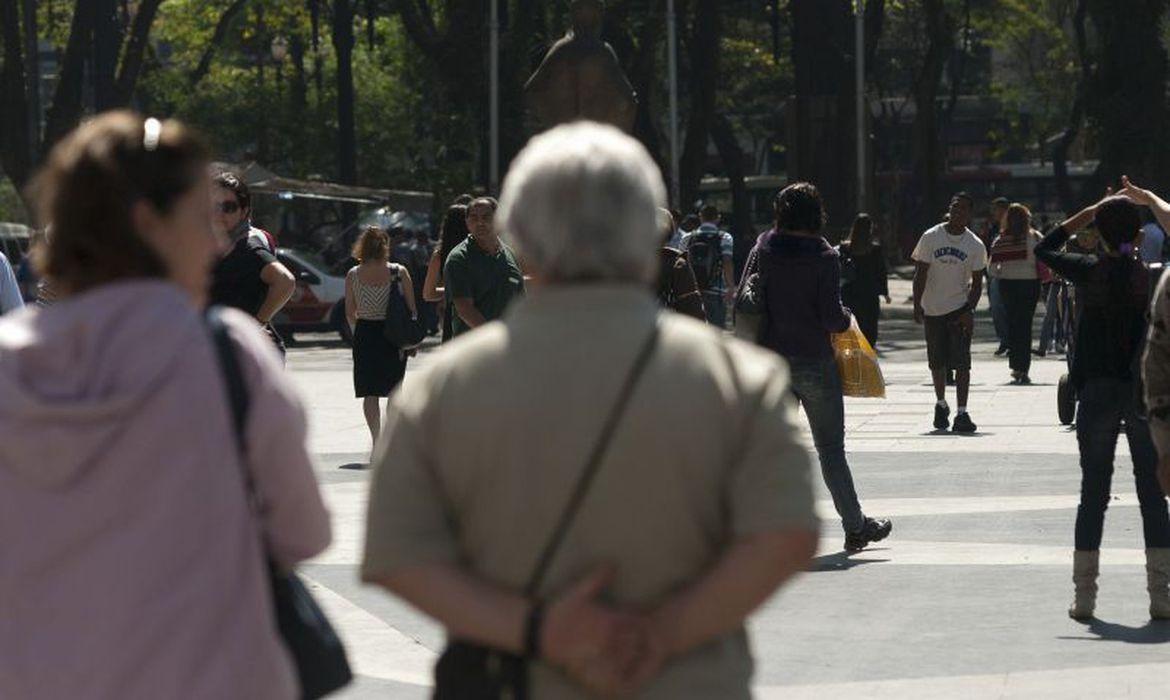 Contingente de idosos residentes no Brasil aumenta 39,8% em 9 anos