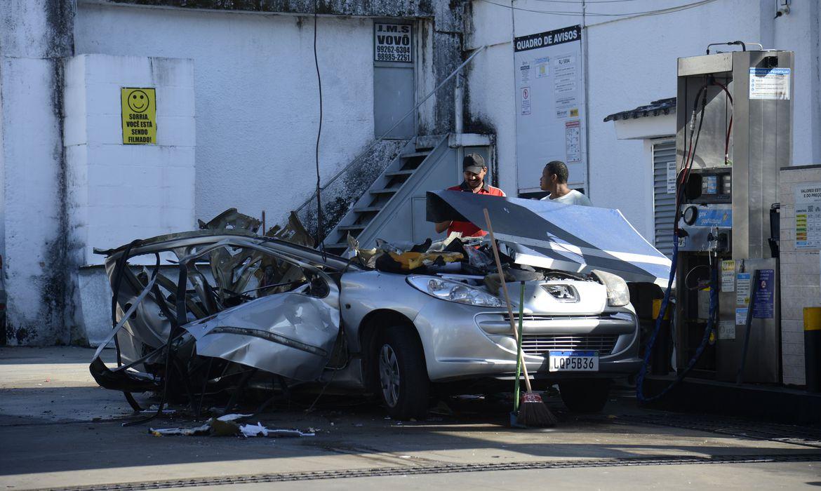 Morre motorista de carro que explodiu em posto no Rio