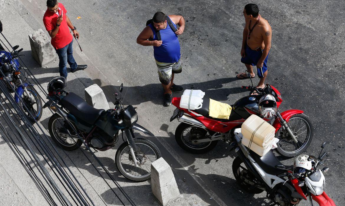 RJ: ação que mira motos sem placas autua 80% dos condutores abordados